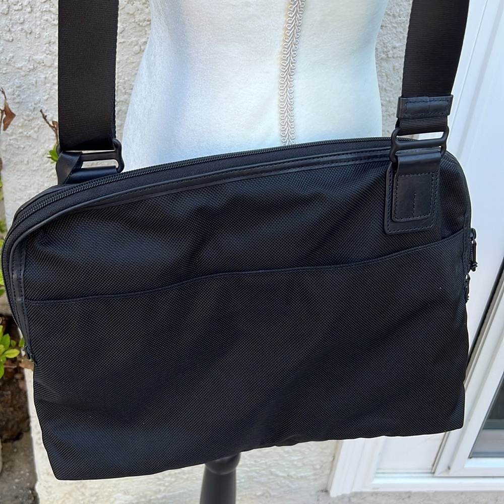 TUMI Black Nylon Crossbody Shoulder Messenger Computer Bag - Picture 8 of 11